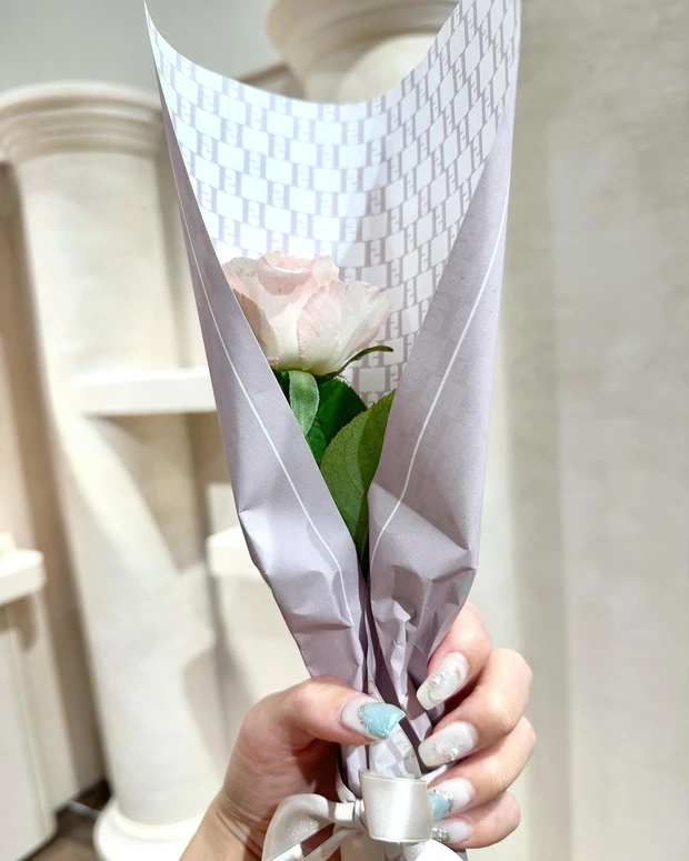 🩷🪞🏛️🪽🌸
明日オープンの
𝐇𝐞𝐫 𝐥𝐢𝐩 𝐭𝐨 𝐁𝐄𝐀𝐔𝐓𝐘 𝐎𝐒𝐀𝐊𝐀🪄
一足お先に行ってきたよ🫧_2_3