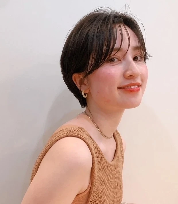 【卵型さんにおすすめの髪型】ショートヘア編_【卵型×ショートヘア】30代・40代におすすめ! 大人カジュアルに似合う「華やかマッシュショート」