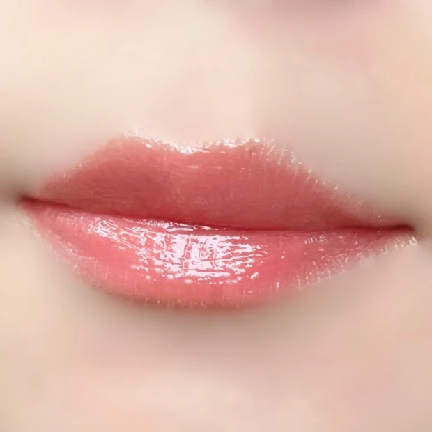 ミルクティー70％のグロスを唇に塗った発色アップ写真