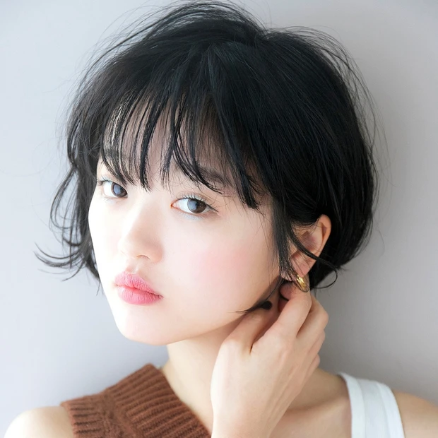 暗髪でも抜け感たっぷり！ キメすぎず女っぽいおしゃれエアリーショート