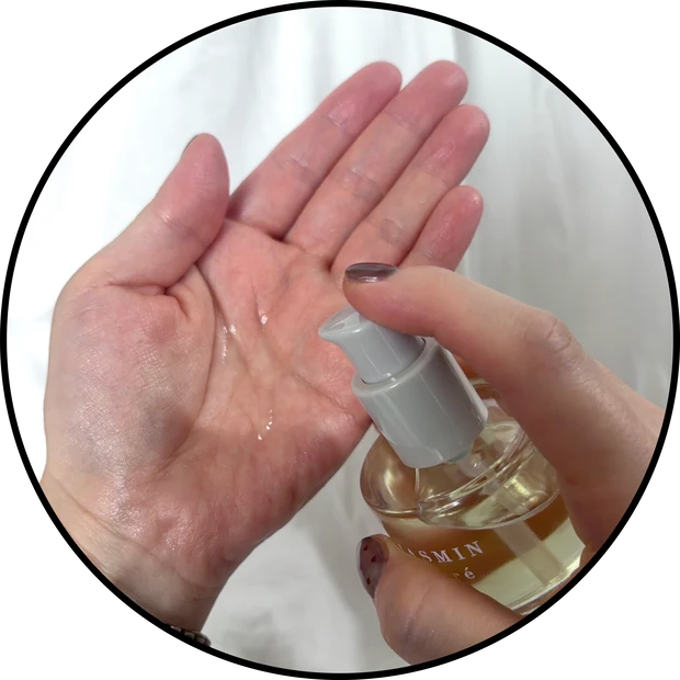 手のひらに出された、LOA THE OILの透明で濃厚なテクスチャー