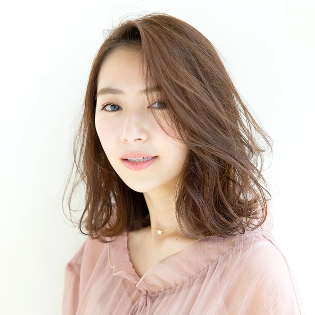 外ハネと内巻きカールのコラボで仕上げる、おしゃれなエアリーロブ