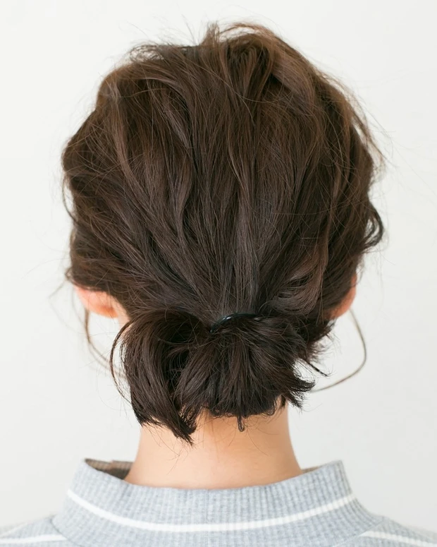 ボブ ヘアアレンジ ボブヘアでもおだんごはできる! 波ウェーブの無造作感が可愛いまとめ髪アレンジ_3