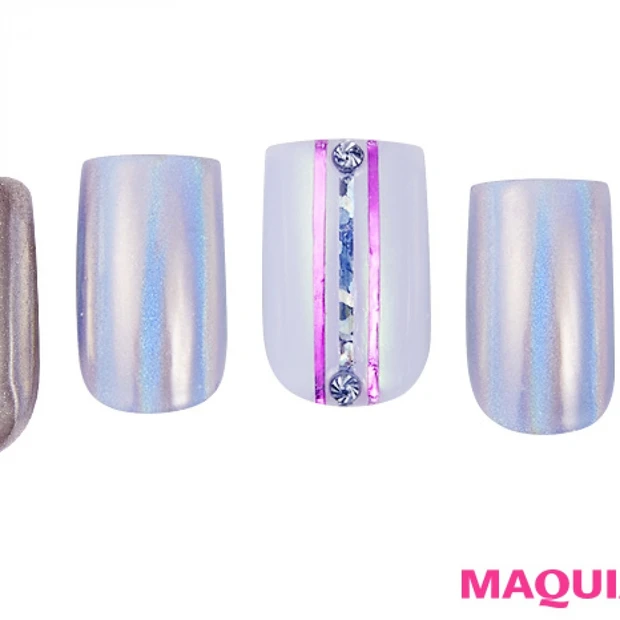 オーロラの輝きで楽しむ、コスミックな「ピンク×ミラーネイル」