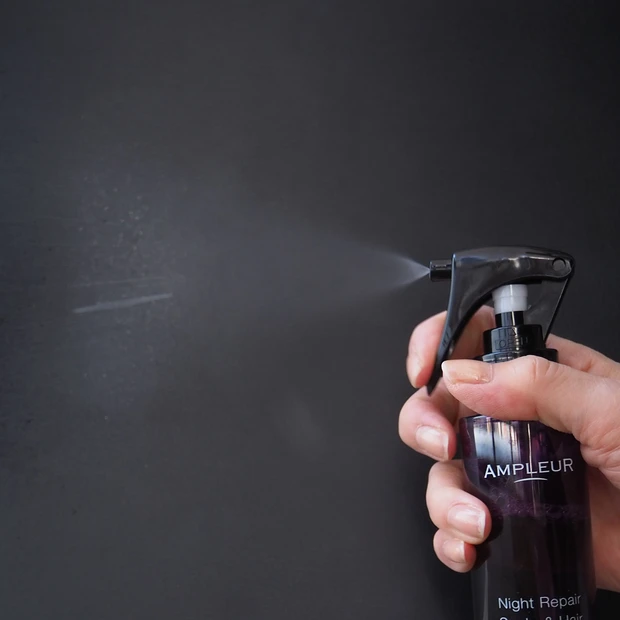 「アンプルール ナイトリペア スカルプ&ヘアエッセンス」の噴霧状態