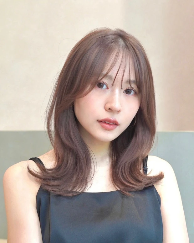 【ひし形セミロング】ヘアカタログ　セミロングヘア　前髪あり　正面