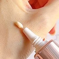 「ONE BY KOSÉ ザ リンクレス W」のテクスチャー