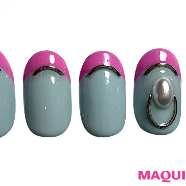 シルバーを効かせた、おしゃれバイカラーの「カラフルフレンチ」ネイル