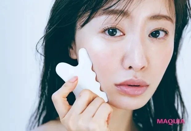 【松本まりかの美肌論】朝起きて絶望する日があるくらいむくみやすく、リンパを流すマッサージには毎日かなり時間をかけています