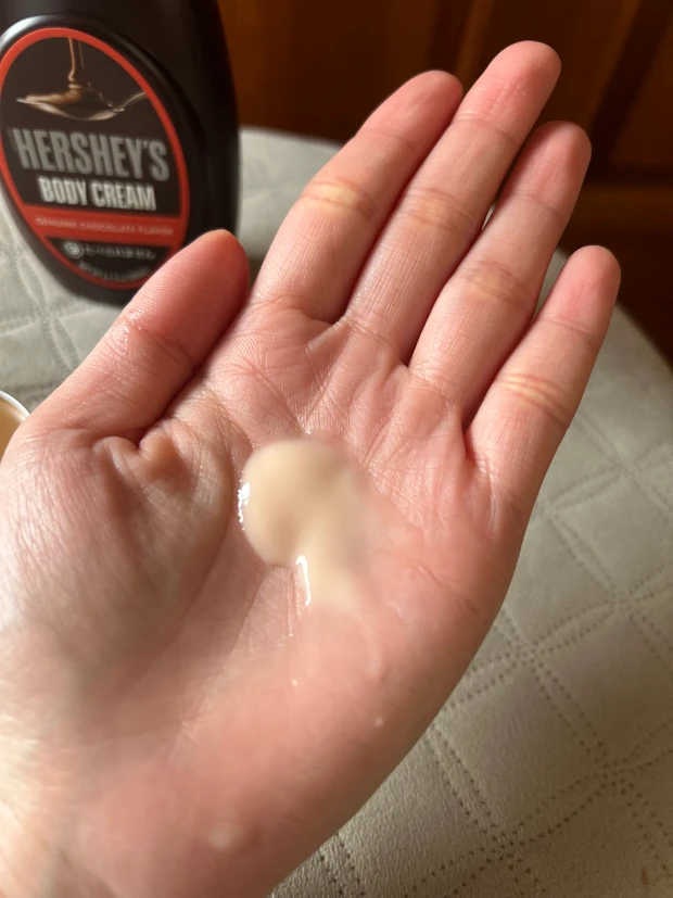 バレンタインのプレゼントにぴったり！本物そっくりの【HERSHEY'S （ハーシー）ボディークリーム×マルチバーム】チョコの香りで特別な時間を♡_3