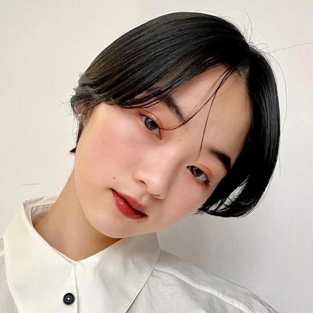 ショート　30代　40代 ヘアスタイル　暗めカラー　前髪なし　