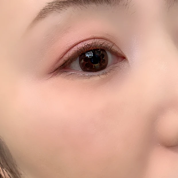 KATE MV-1 スノーモーヴを塗布した目元とチークの仕上がり(正面・目を開いた状態)