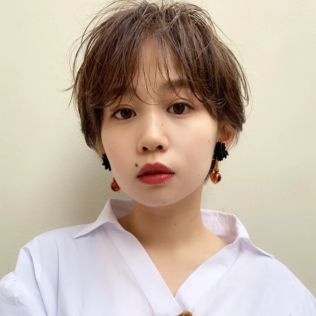 クールにもカジュアルにも仕上がる、スタイリング自在のマッシュショート