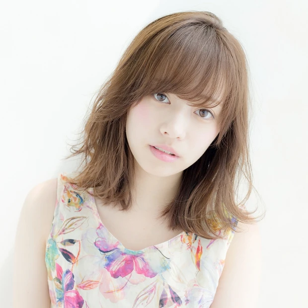 「痩せた？」の言葉が期待できる、 華奢見せミディアムヘアでほっそり小顔に