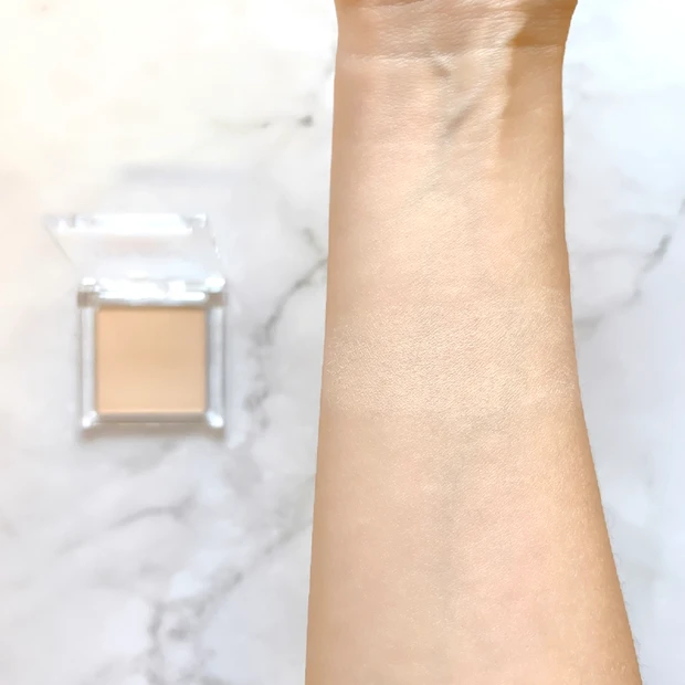 マツキヨ限定のバズコスメ「スポットメンテパウダー MC01 トトノエベージュ」をスウォッチ。厚塗り感なく、自然にトーンアップしたお肌に仕上げてくれる。