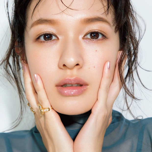 今、買うべきプチプラコスメ。ギラギラグリッターアイシャドウで鮮度上昇!