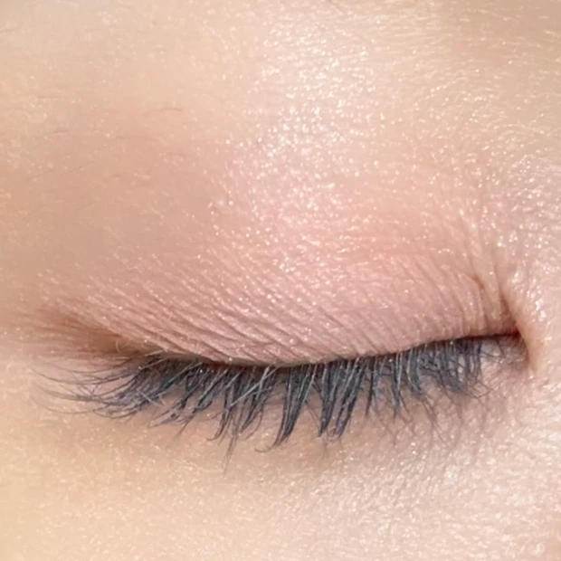 from2aN(フロムトゥーエーエヌ)「ラブクローバーパレット 04 トロピカルラブ」をまぶたに塗った仕上がりイメージ