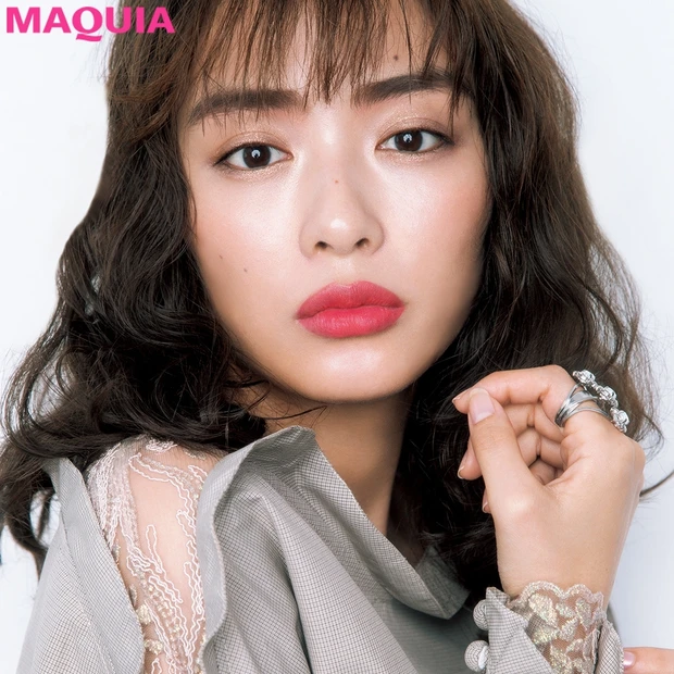 眉下ピンクで絶妙フェミニン! イガリ眉の印象チェンジ術を大公開