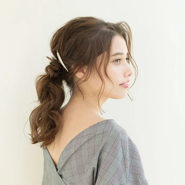 ポニーテール ヘアアレンジ 肌コンシャスな服に似合う、女っぽ&カジュアルなお出かけポニーテール