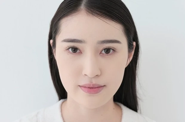 【グリッターメイク】ベースは下地にハイライトを仕込んで立体感と透明感を
