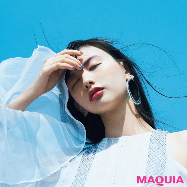 鈴木えみさんの夏メイクは“ラベンダー”がキーカラー! 青空に映えるメイク…