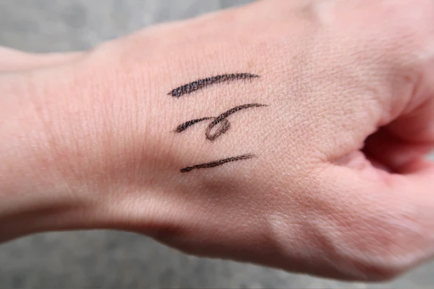 キャンメイク  スリムリキッドアイライナーのテクスチャー