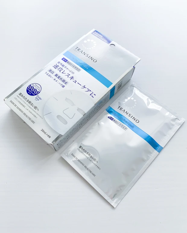 トランシーノ薬用ブライトニングフェイシャルマスクの外箱と個包装を並べた写真(ドラッグストアで買える美白ケアシートマスク)