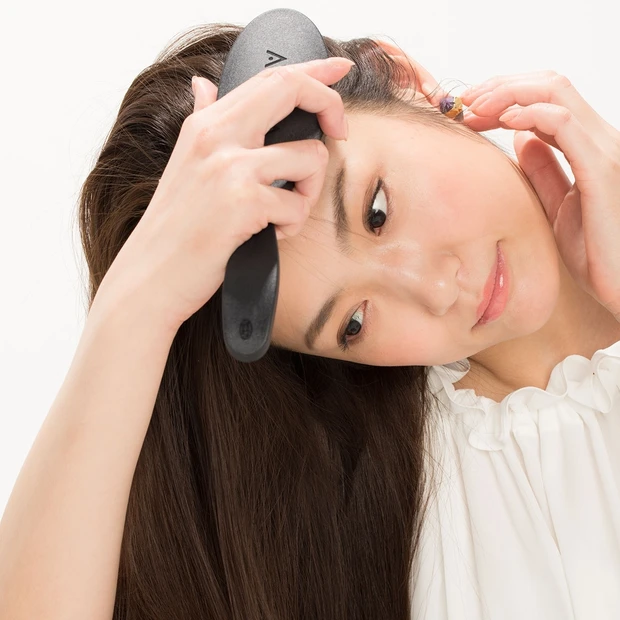 美髪をつくるのはシャンプー前の頭皮ブラッシング