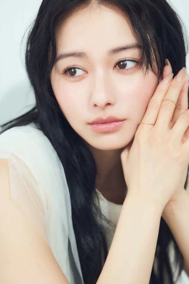 山本舞香さん 『人気ヘア&メイクアップアーティストの北原 果さんが提案! 決定版2025夏の旬顔レシピ』vol.1
