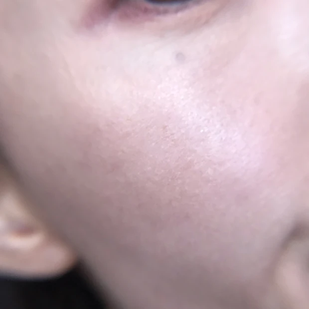 カラーリングシアーチークス(グロウ)04 スウォッチ