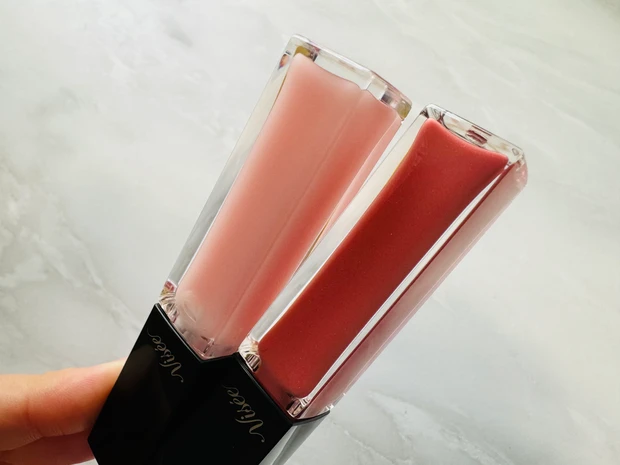 Viseeのエッセンスリッププランパー BE300 ベージュピンクとSP001 シアーピンク