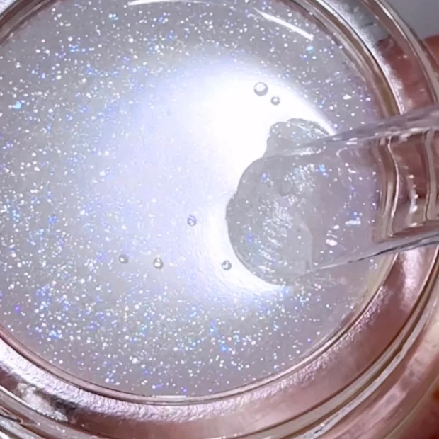 スナイデルビューティ コズミック グロウ グロス スパチュラですくった様子