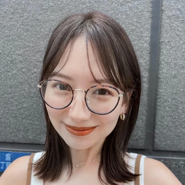 【秋のうるツヤミディアム】オフィスにもぴったり！ 透明感カラーの外ハネヘア