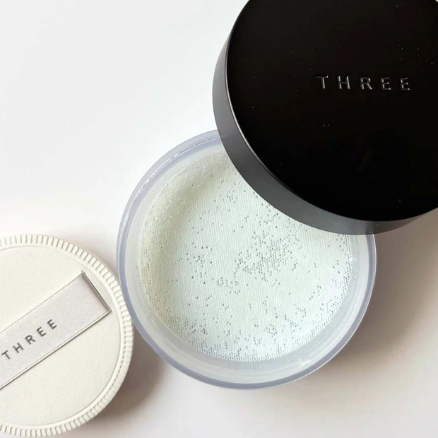 【消える粉として話題】 THREEの限定グリーンパウダーをスウォッチ！気になる赤みや毛穴をカバー