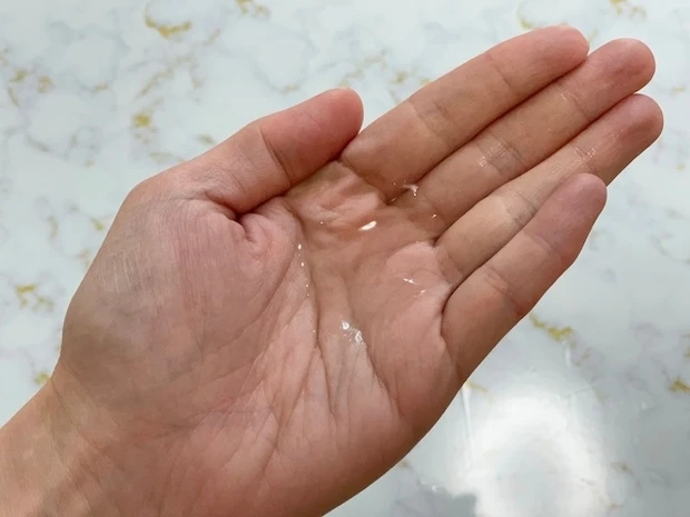 「オバジC リファインローション」を500円玉大ほどとる