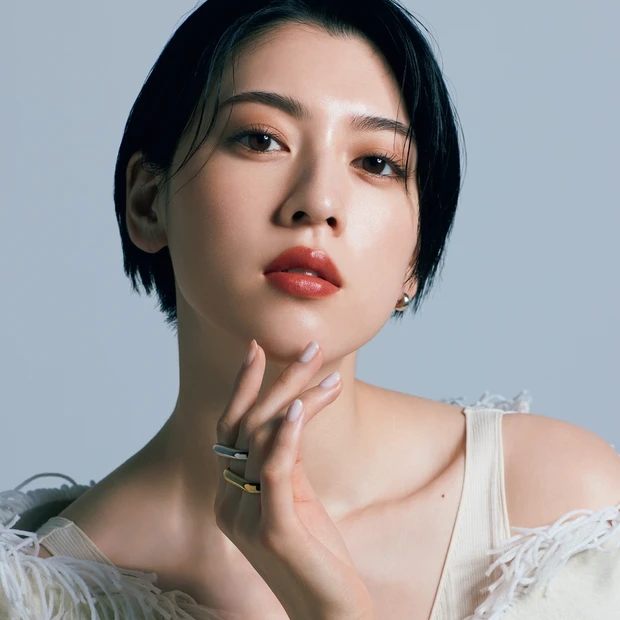 三吉彩花さんが選ぶ秋の運命リップ。どんなシーンにも映える、NARSのシナモンカラーに夢中！