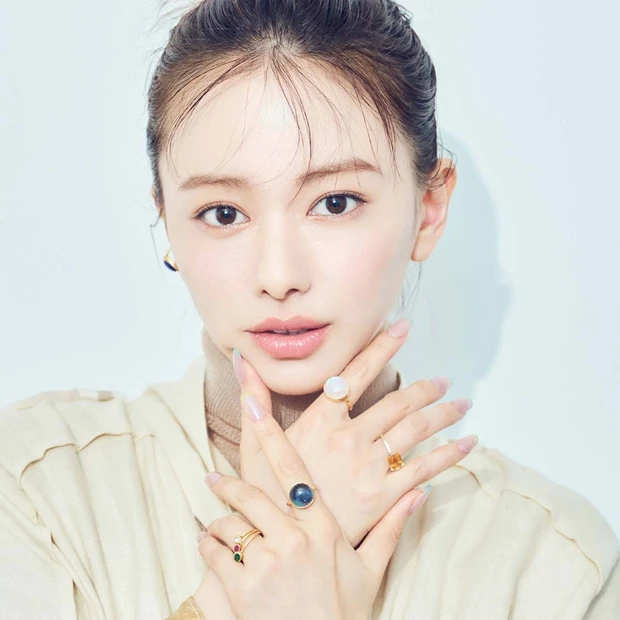 山本舞香さんも魅了された！ 天然石リング×フレンチネイルのカラフルな組み合わせ