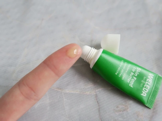 WELEDA (ヴェレダ) スキンフード リップバター②