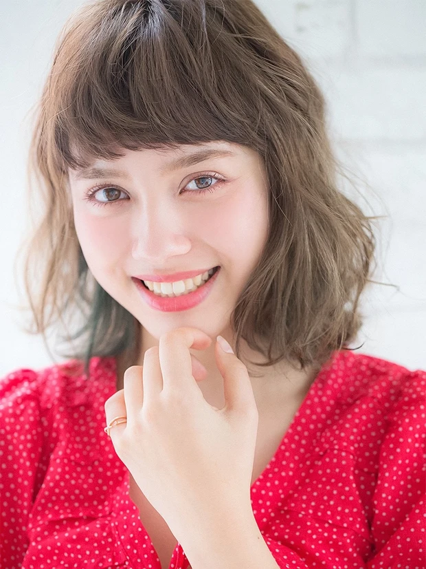 ワイドバング ショート おしゃれに差がつくワイドバングのクセ毛風ウェーブボブ