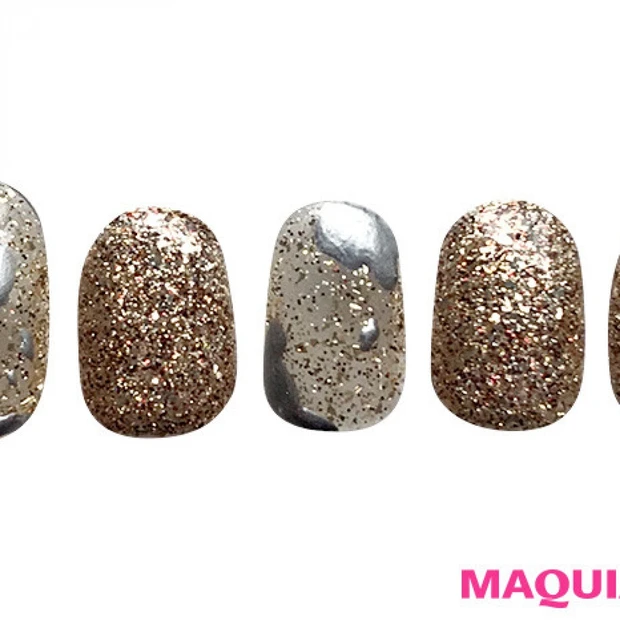 メタリックな雫モチーフに遊び心が光る、ミックス「グリッター」ネイル