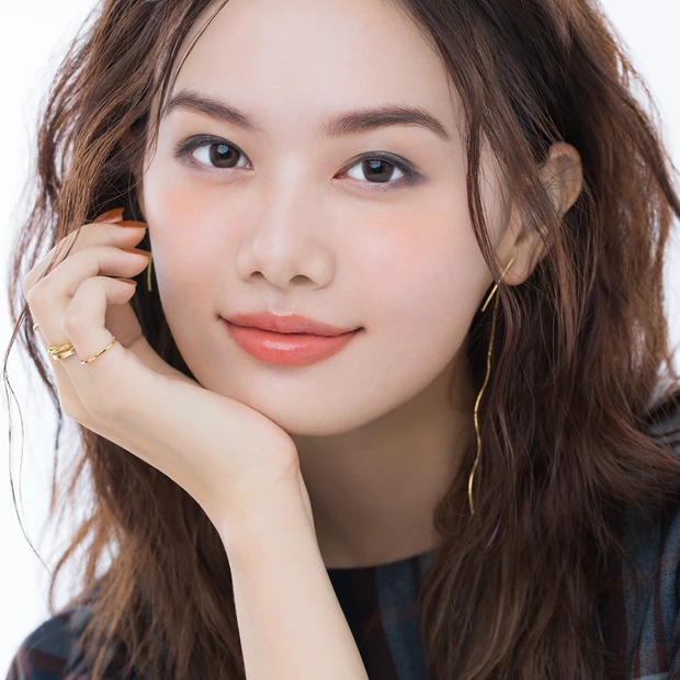 目力アップと噂の「モノトーン」アイカラー。モードになりすぎず、デイリーに…