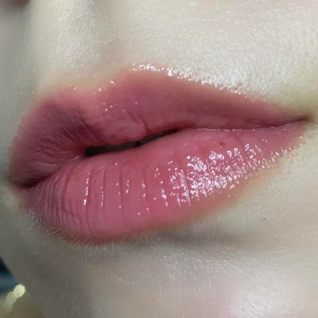 【KATE リップモンスター】ブルベ冬タイプに似合うのは?人気色をスウォッチ&つけ比べ_11