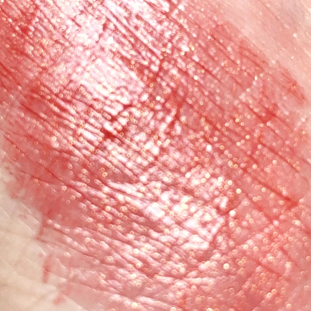 シアーバームクレヨン メランコリックローズはゴールドラメ入り