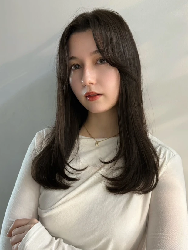 髪型　ロング　ロングヘア　センターパート　大人の髪型　暗髪　スタイリング