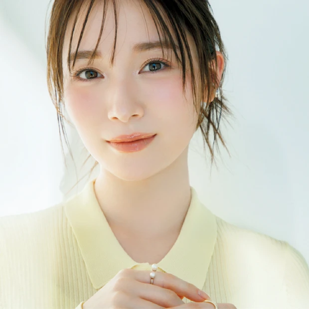 守屋麗奈さん、ポロニットを着る日のメイクプラン。透けイエロー×ピンクでやわらかな空気感を