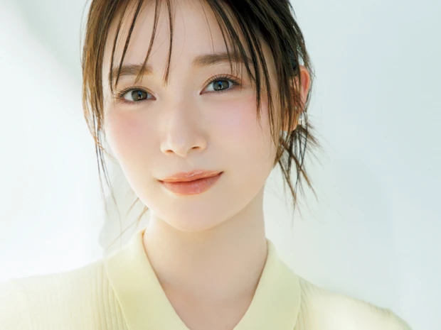 守屋麗奈さん、ポロニットを着る日のメイクプラン。透けイエロー×ピンクでやわらかな空気感を