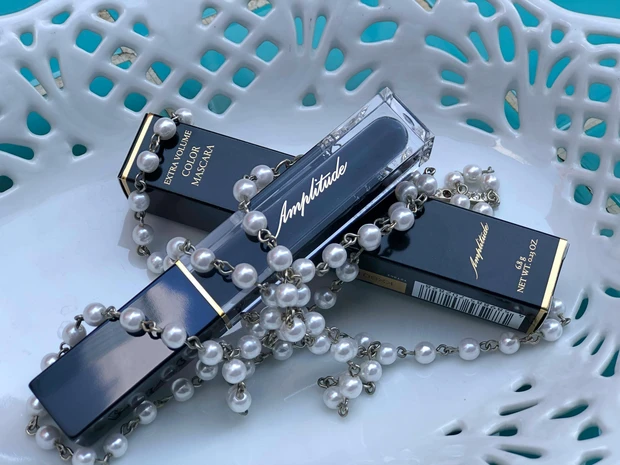 一塗りでくっきりぱっちり。大人なモードカラーのAmplitudeのボリュームマスカラ_1_1