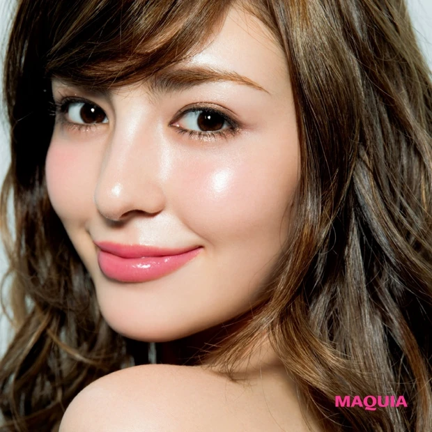 ジルスチュアートのアイパレットできらめくガーリーフェイスに　濡れツヤ感で…