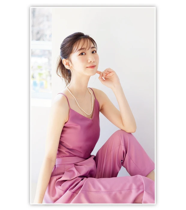 座りポーズの柏木由紀さん