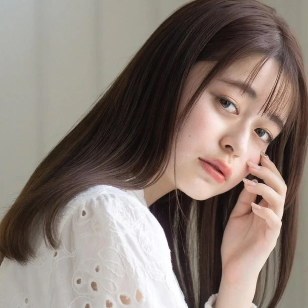 メイクやファッションがばっちりでも、髪がパサついていては残念な印象に……。また、忙しい朝の簡単メイクでも、髪に美しいツヤがあれば、上品な美人印象をまとうことができちゃいます。今回は、そんな美人度を底上げしてくれる、髪のツヤはもちろん、今っぽいトレンド感も取り入れたい方におすすめな、大人のミディアムロングヘアをご紹介！ 